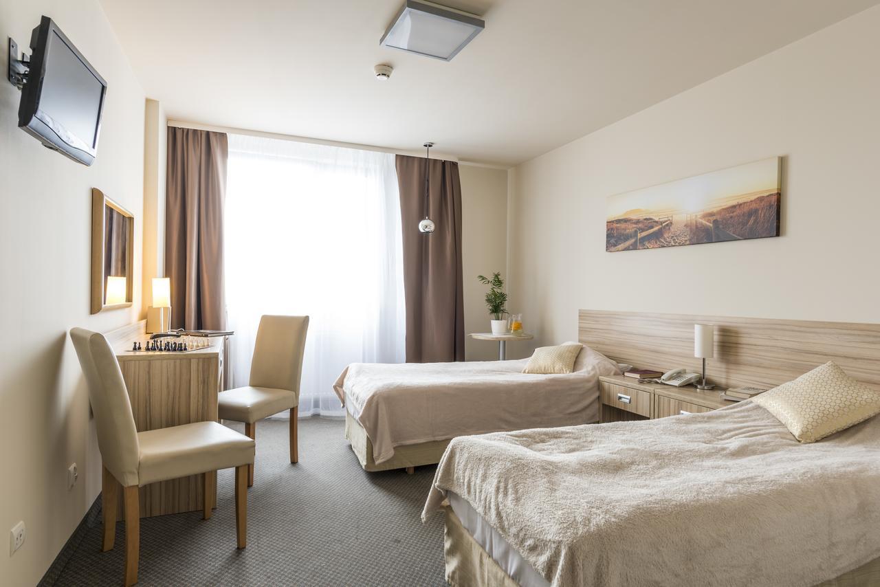 Willa Wiosenna Hotel Ozarow Mazowiecki Buitenkant foto